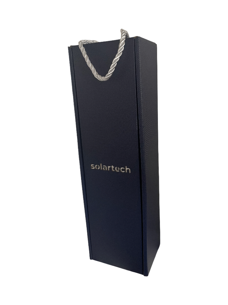 białe logo na opakowaniu