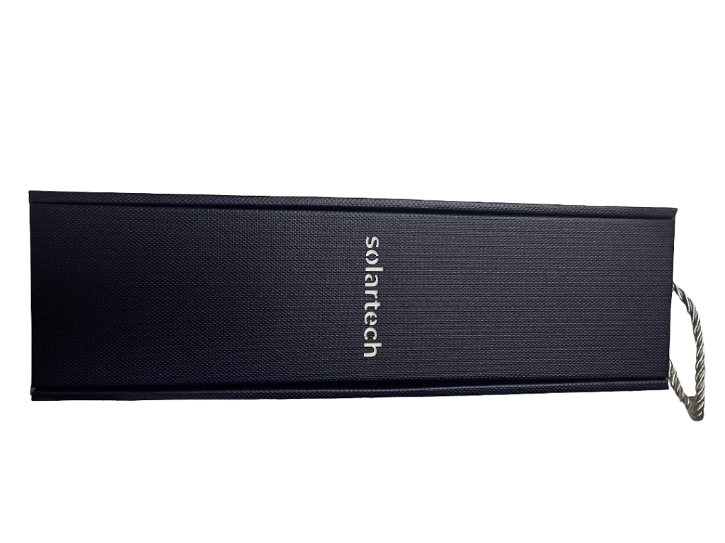 granatowe opakowanie na wino z logo