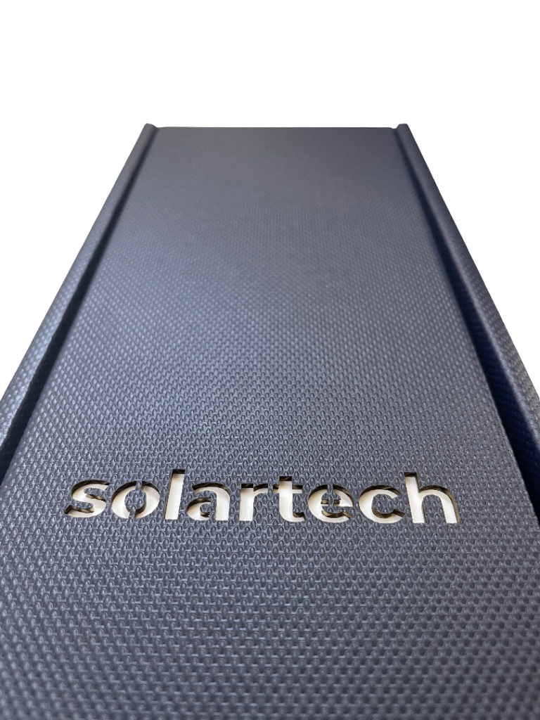 białe logo na pudełku