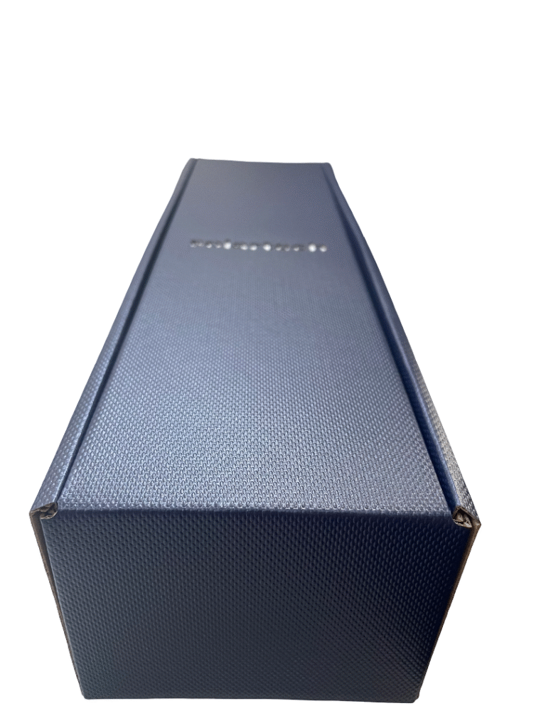 granatowe pudełko z białym logo